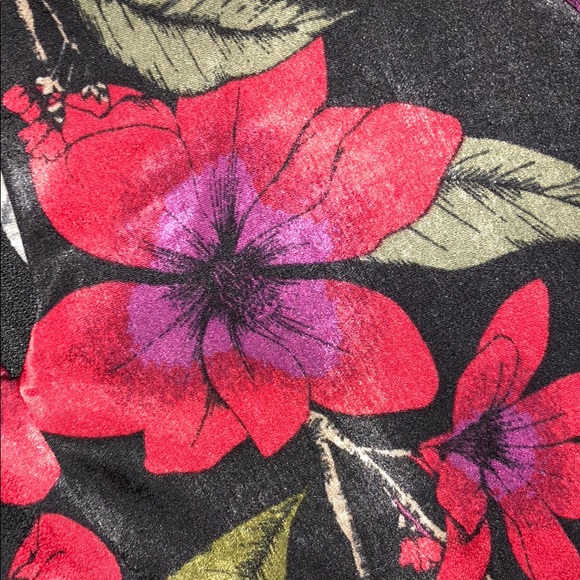 floral romper (fits like a medium) - Picture 3 of 3